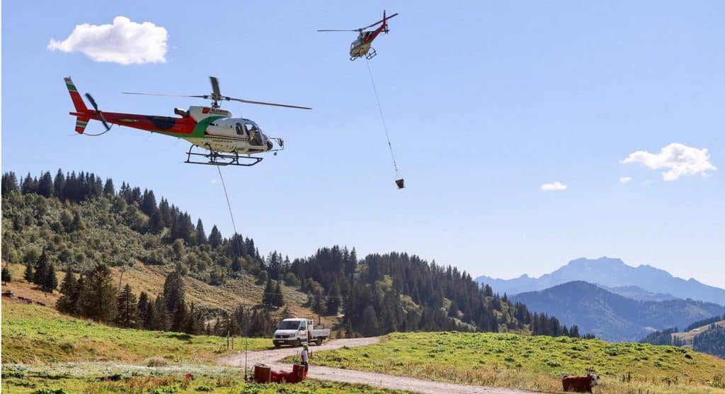 2 hélicoptères en héliportage en montagne