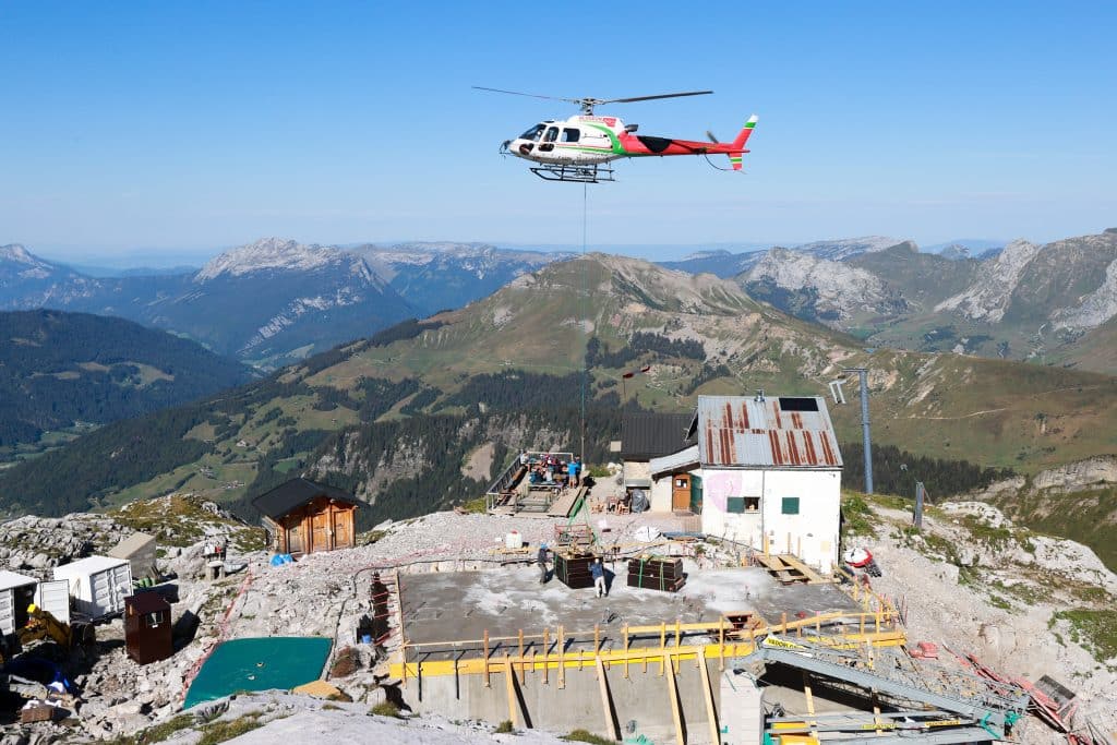 Héliportage de matériel pour la construction d'un refuge en montagne
